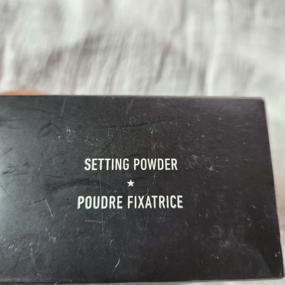 KVD Lock It Setting Powder - Picture 3 of 4